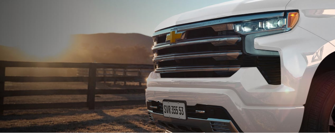 Imagen del frente de la nueva Chevrolet Silverado, en una carretera rural.