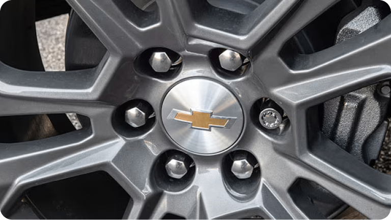 Imagen de la llanta de la nueva Chevrolet Silverado con el kit de tuercas antirrobo de ruedas puesto. 