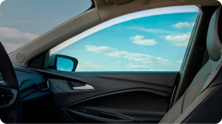 Imagen de la ventanilla semi abierta del asiento acompañante de la nueva Chevrolet Silverado, protegida con película de seguridad. 