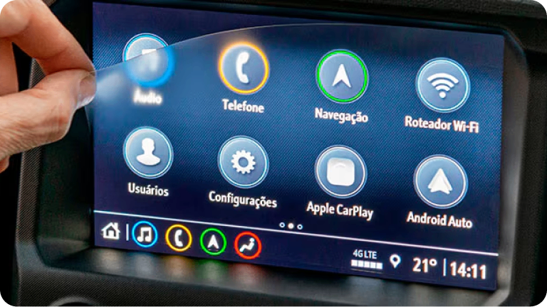 Imagen de una mano colocando la película Mylink en la pantalla táctil de la nueva Chevrolet Silverado.