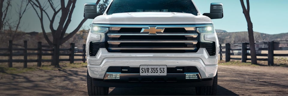 Nueva pick-up Chevrolet Silverado en un camino de tierra dentro de una finca.