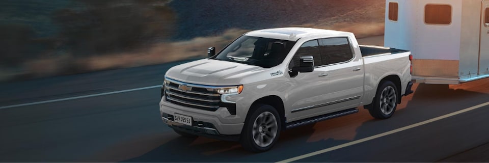 Nueva pick-up Chevrolet Silverado remolcando un tráiler en la ruta.