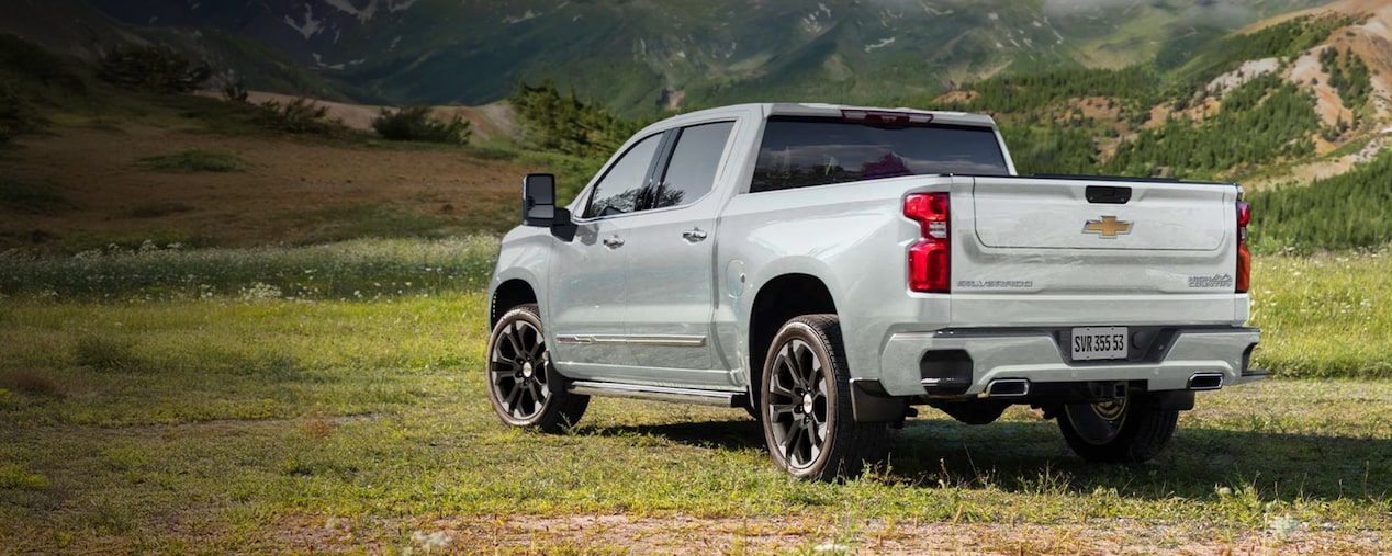 Nueva pick-up Chevrolet Silverado estacionada sobre césped.