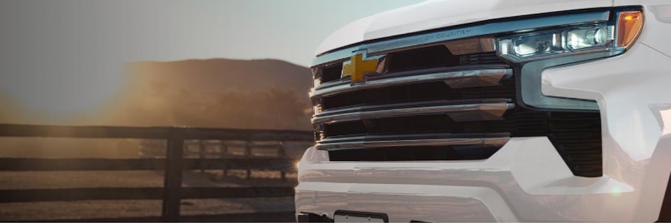 Imagen del frente de la nueva pick-up Chevrolet Silverado en un camino rural.
