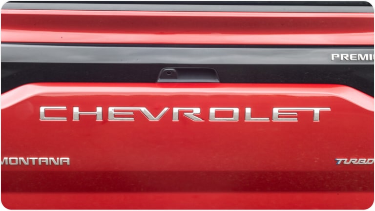 Emblema de Chevrolet en el portón trasero en letras cromadas en relieve de la Montana.