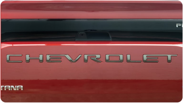 Emblema de Chevrolet en el portón trasero en letras en cromo oscurecido en relieve de la Montana.