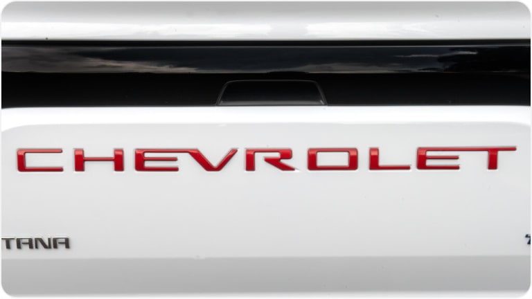 Emblema de Chevrolet en el portón trasero en letras rojas en relieve de la Montana.