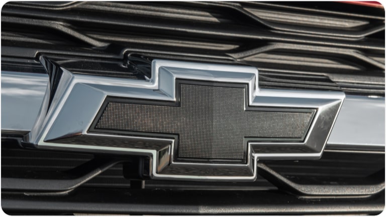 Vista en detalle del Emblema Chevrolet delantero de la Montana.