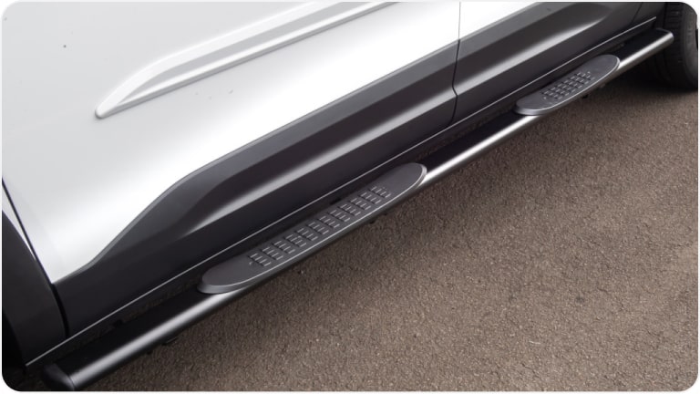 Estribo lateral tubular negro de la Chevrolet Montana.