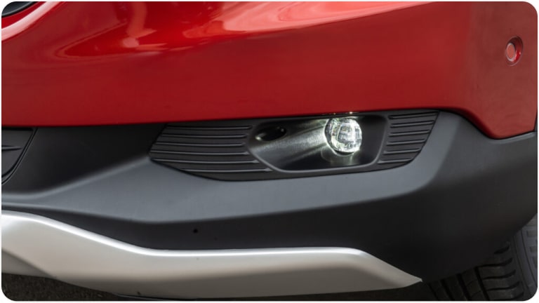 Vista cercana de las Luces antiniebla LED delanteras Chevrolet Montana.