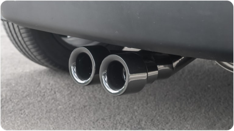 Vista en detalle de la punta de escape de acero inoxidable con doble boquilla de la Chevrolet Montana.