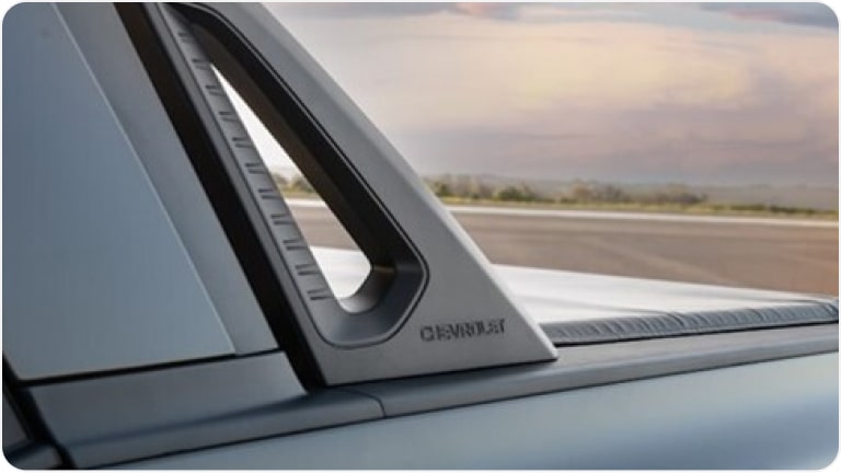 Vista cercana del Barra San Antonio integrada de Chevrolet Montana.