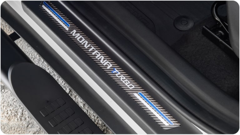 Umbral de puerta revestido de resina Montana Turbo. 