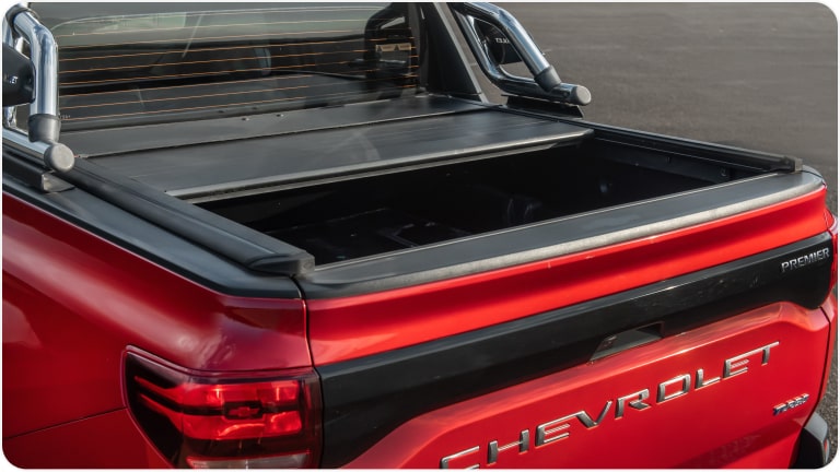Cubierta rígida retráctil eléctrica de lona marítima para la Chevrolet Montana.