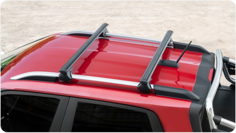 Rack de techo transverso en color negro aluminio para la Chevrolet Montana.