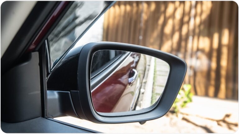 Vista en detalle de los espejos retrovisores de la Chevrolet Montana.