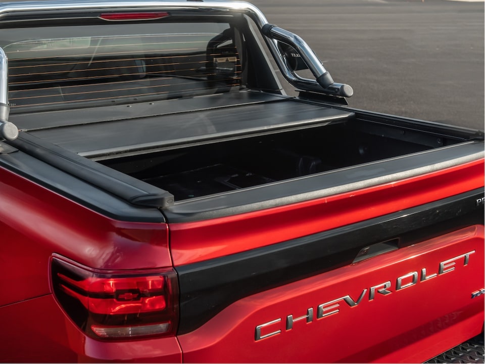 Vista cercana de la Lona marítima eléctrica retráctil de la Chevrolet Montana.