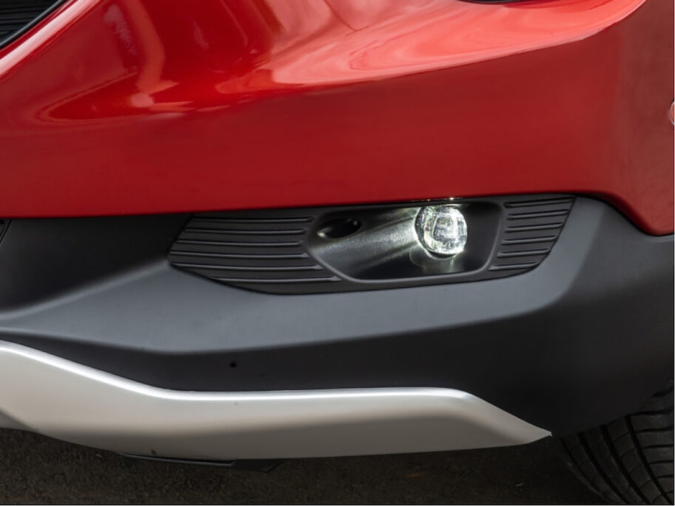 Vista cercana de las Luces antiniebla LED delanteras Chevrolet Montana.