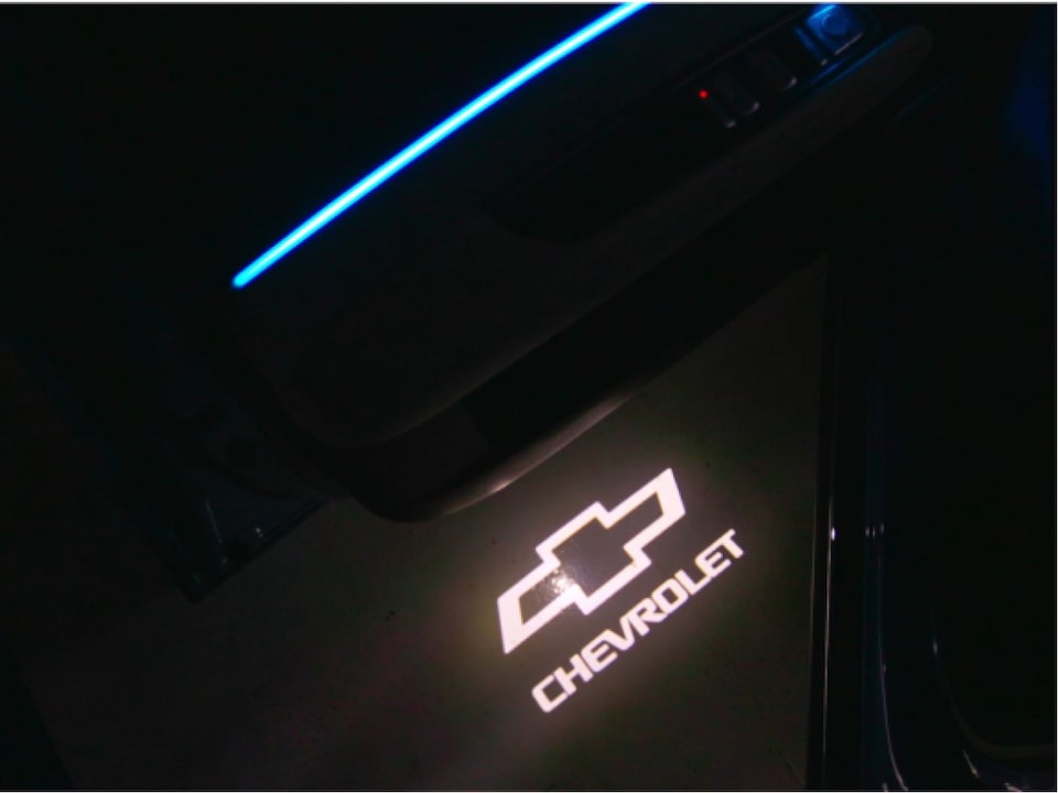 Vista superior de la Luz de cortesía con el logotipo de Chevrolet de la Montana.