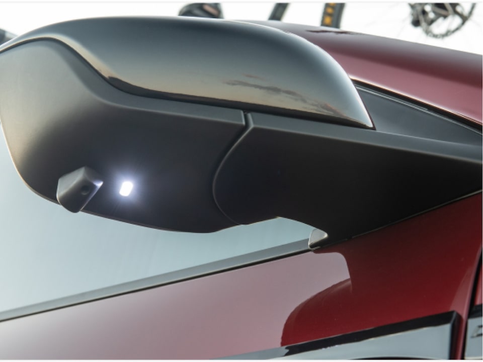 Iluminación LED en los retrovisores exteriores de la Chevrolet Montana.