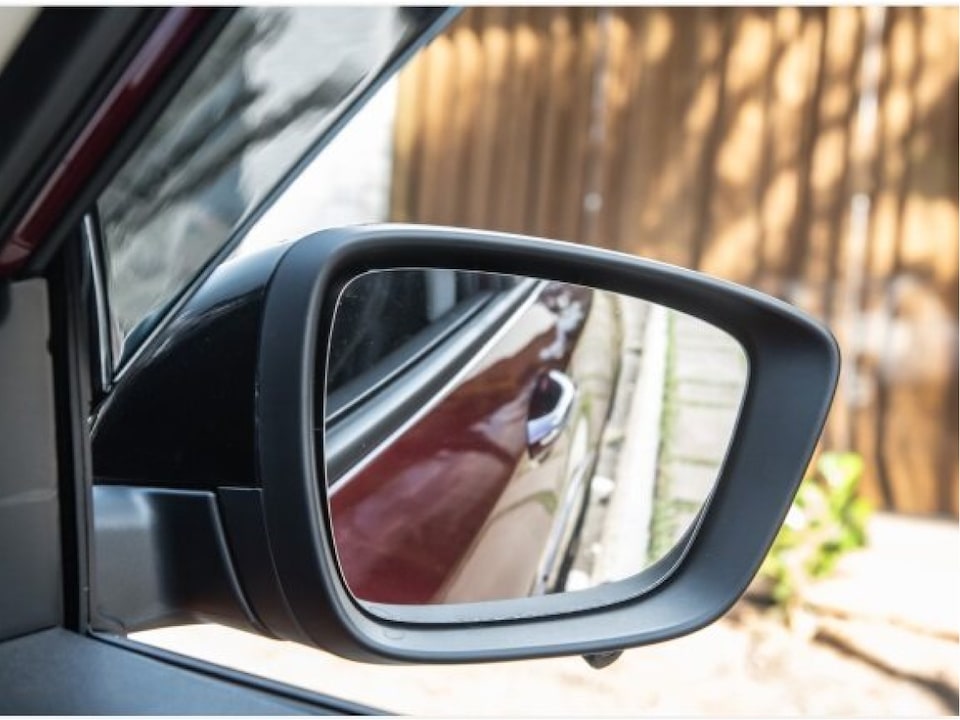 Vista en detalle de los espejos retrovisores de la Chevrolet Montana.