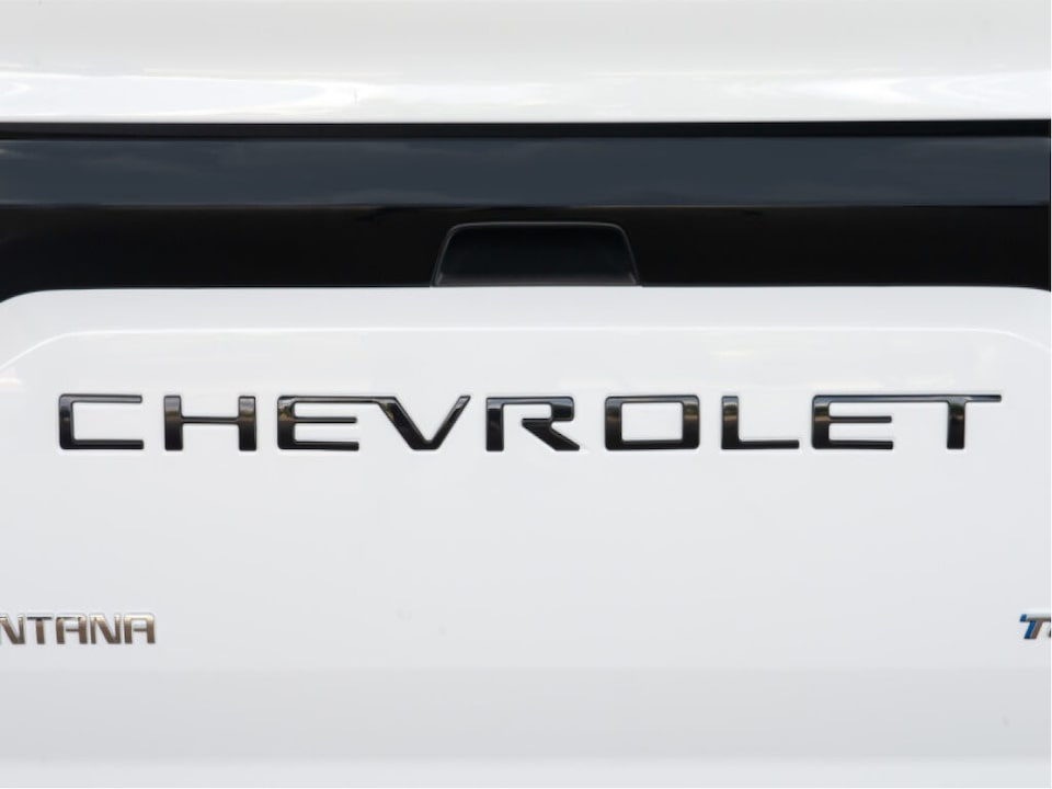Emblema de Chevrolet en el portón trasero en letras negras en relieve de la Montana.
