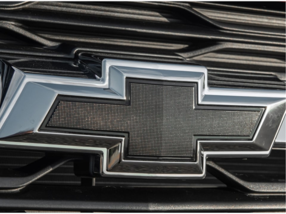 Vista en detalle del Emblema Chevrolet delantero de la Montana.