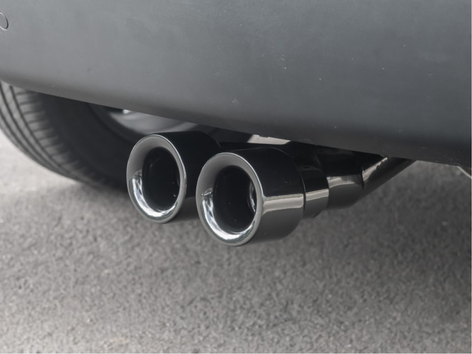 Vista en detalle de la punta de escape de acero inoxidable con doble boquilla de la Chevrolet Montana.