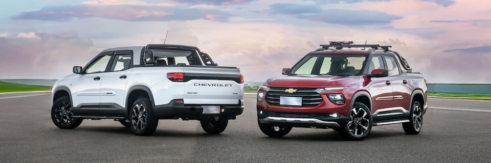 Dos Chevrolet Montana estacionadas.