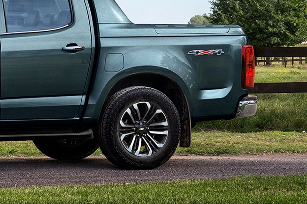 Vista lateral de la Chevrolet S10 High Country destacando llantas y logo 4x4.