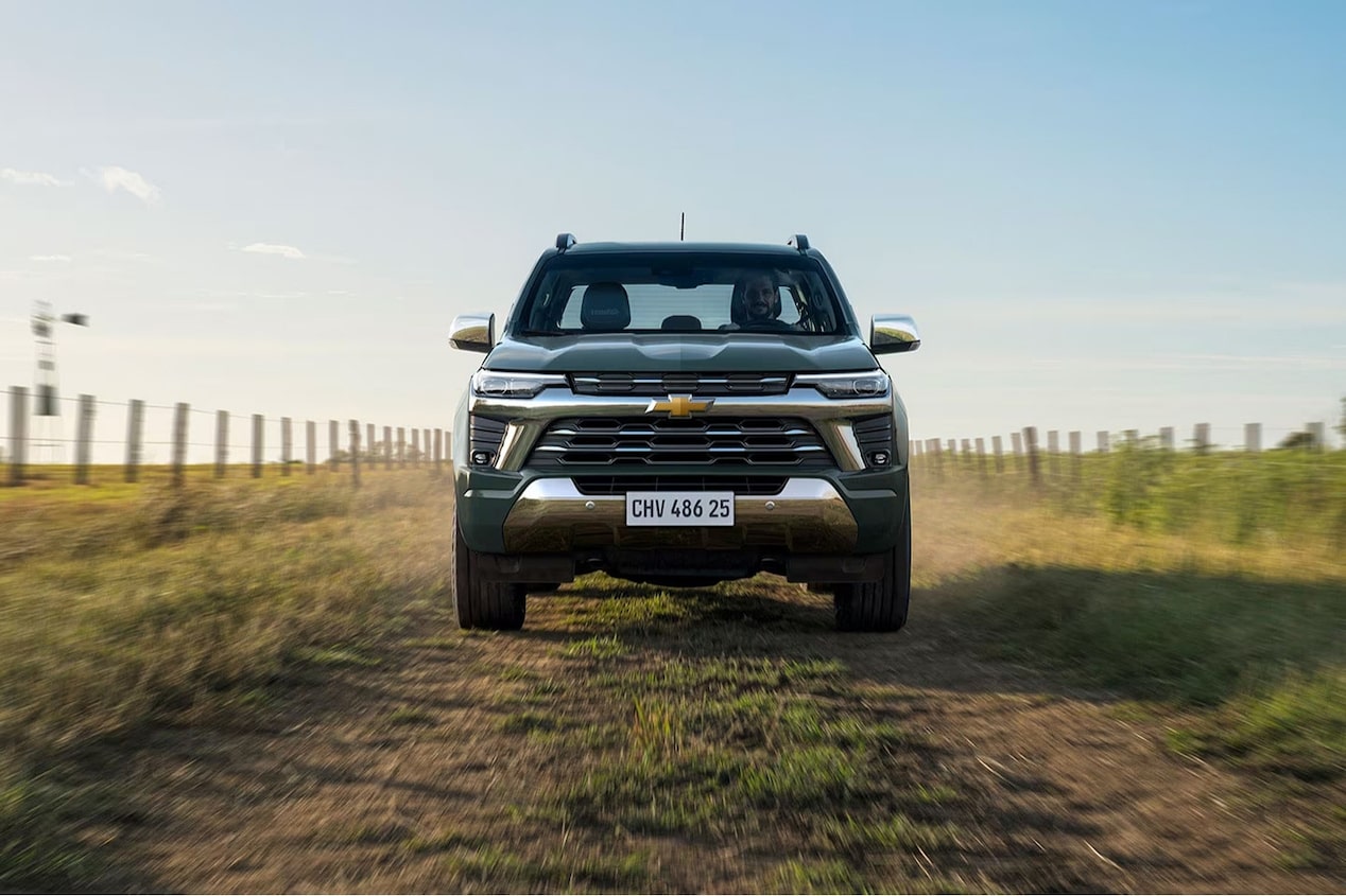 Vista frontal de la Chevrolet S10 High Country conduciendo en camino off-road.