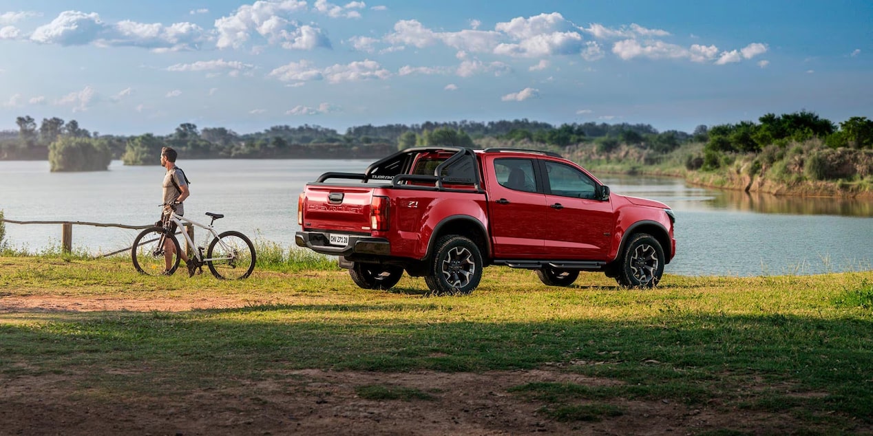 Chevrolet S10 Z71 color Rojo Jinx estacionada en carcanías de costas de río.