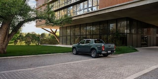 Chevrolet S10 High Country estacionada en área urbana.