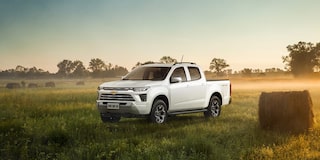 Vista frontal lateral de Cherolet S10 WT en área rural.