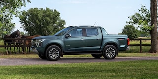 Chevrolet S10 High Country estacionada en camino rural.