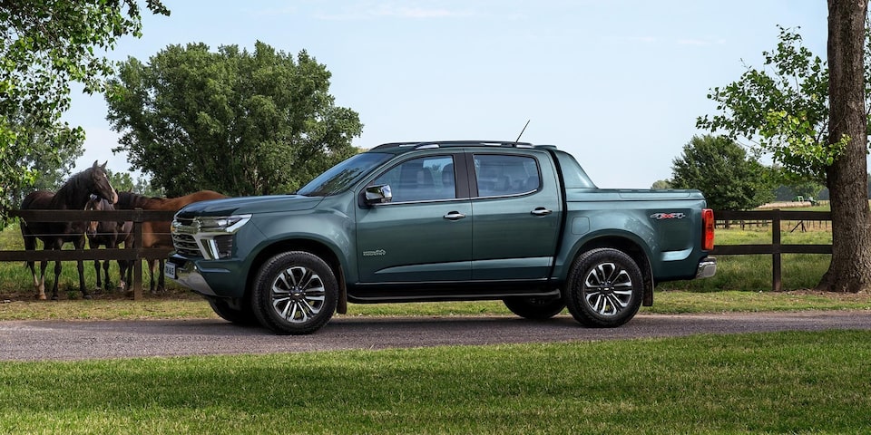 Chevrolet S10 High Country estacionada en camino rural.