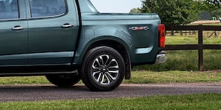 Vista lateral de la Chevrolet S10 High Country destacando llantas y logo 4x4.