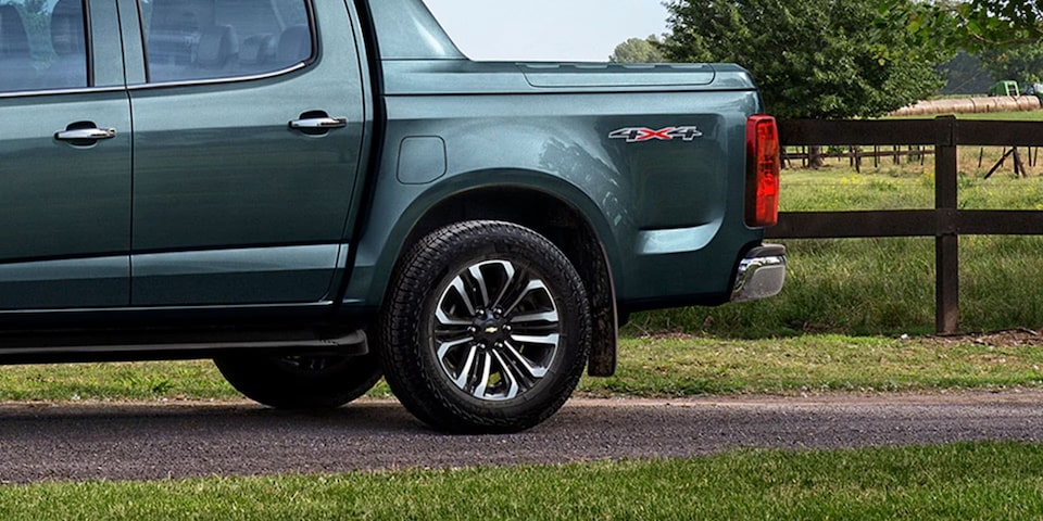 Vista lateral de la Chevrolet S10 High Country destacando llantas y logo 4x4.