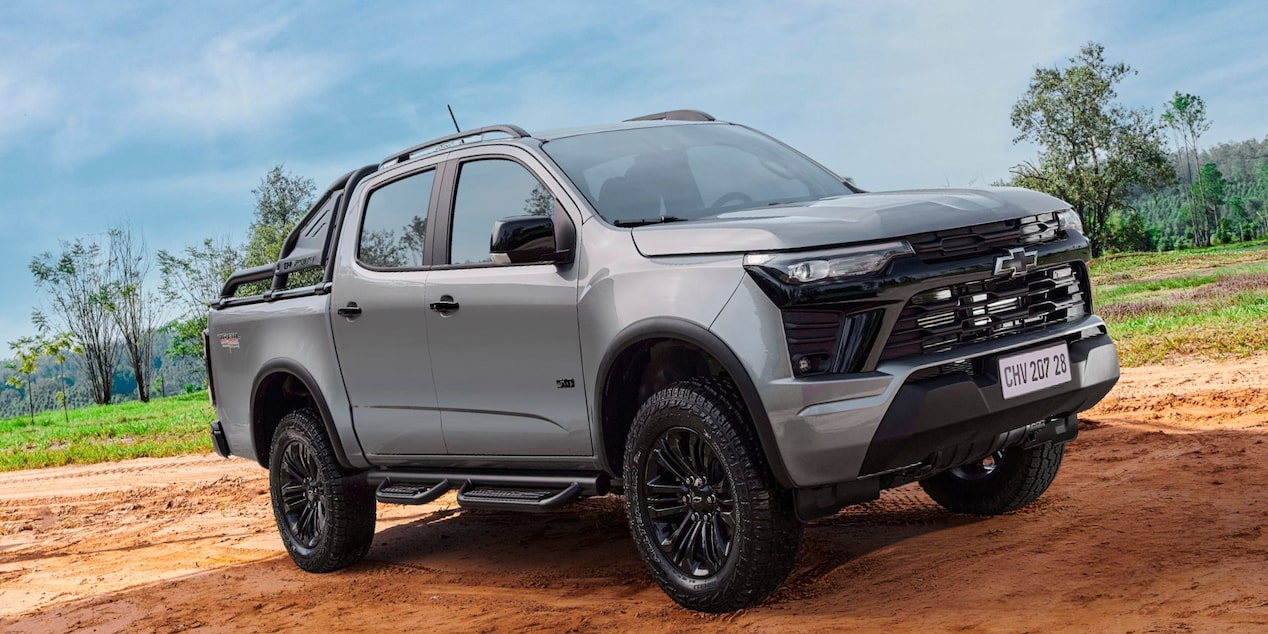 Vista frontal lateral de Chevrolet S10 Trail Boss sobre un terreno de tierra.