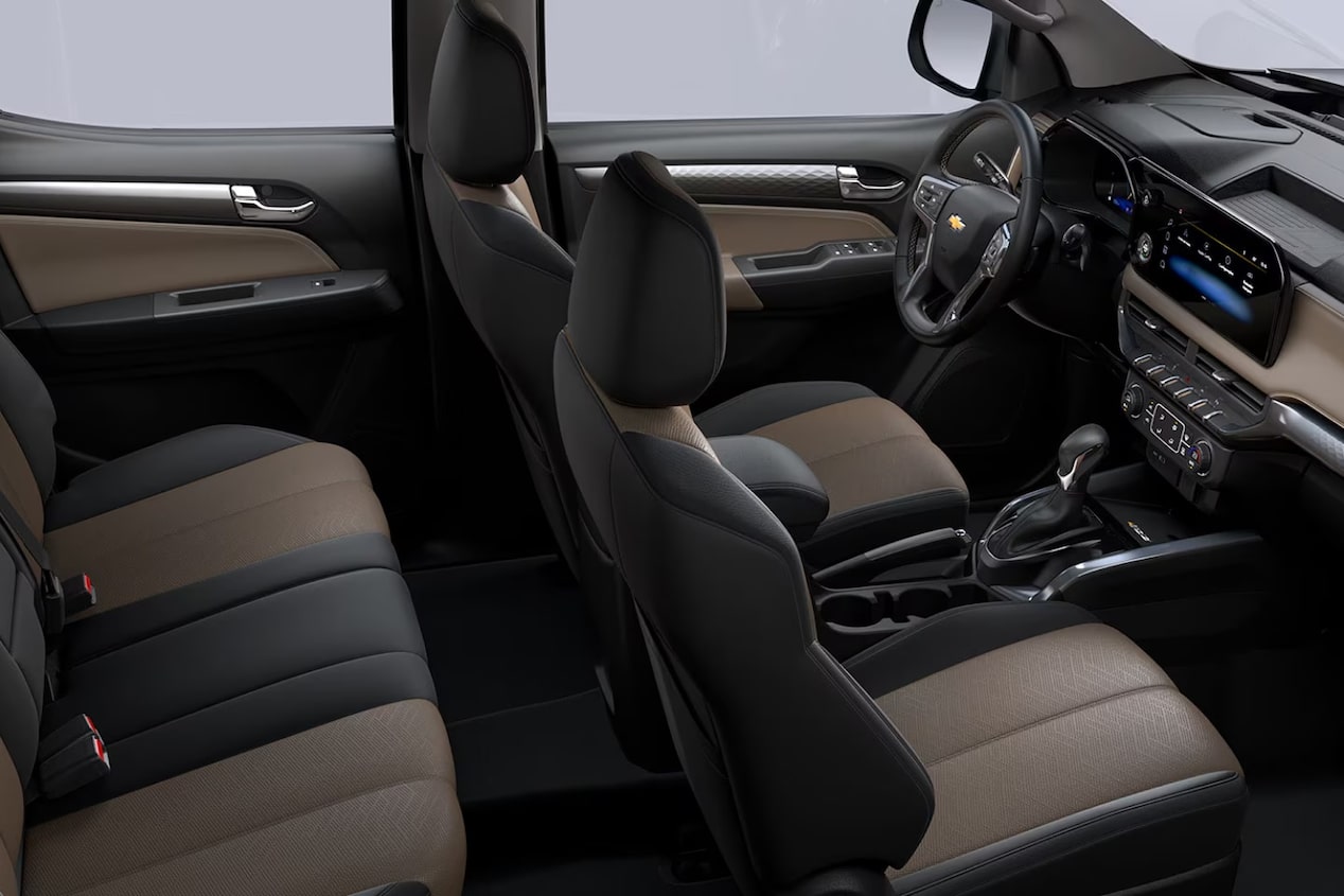 Interior de la Chevrolet S10 2027 mostrando los asientos de cuero bicolor negro y marrón en Argentina