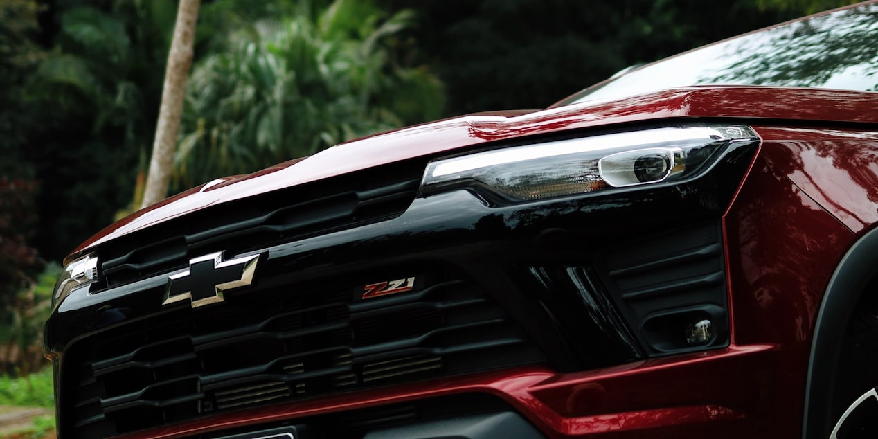 Detalle de la parrilla frontal oscura y faros de la Chevrolet S10 Z71 2027 roja en Argentina