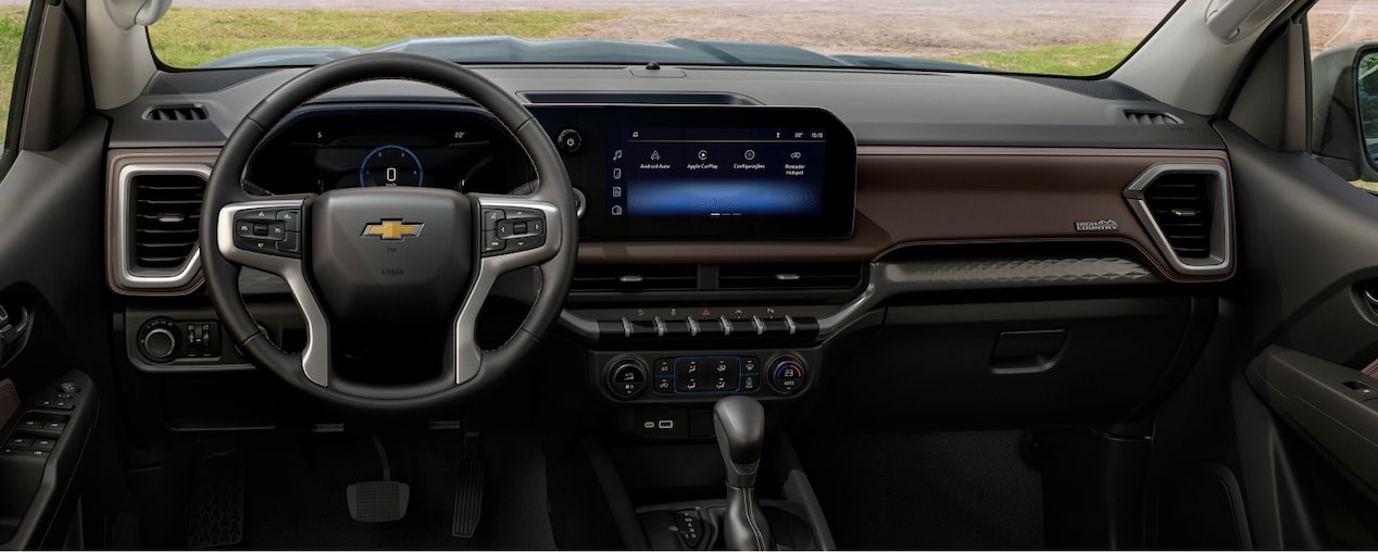 Vista frontal del interior mostrando el tablero, volante y pantalla multimedia de la Chevrolet S10 2027 en Argentina