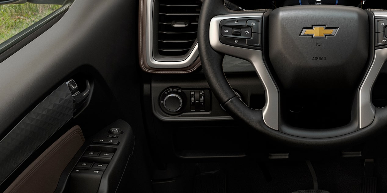 Detalle del volante multifunción forrado en cuero y los comandos de luces de la Chevrolet S10 2027 en Argentina