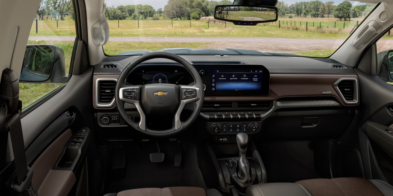 Vista panorámica del interior, tablero y pantalla de la Chevrolet S10 2027 desde los asientos traseros en Argentina