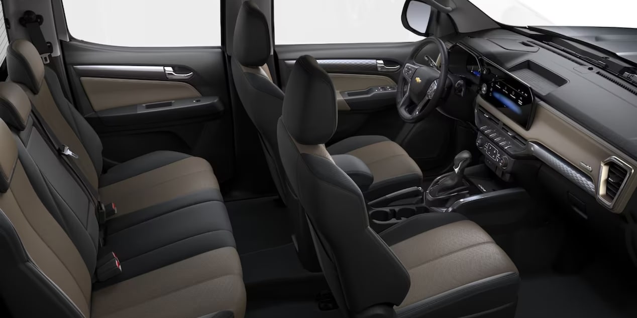 Vista lateral del interior de la Chevrolet S10 2027 mostrando el diseño de los asientos delanteros y traseros bicolor en Argentina