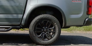 Vista en detalle de las llantas de aleación de 18 pulgadas de la Chevrolet S10 Trail Boss.