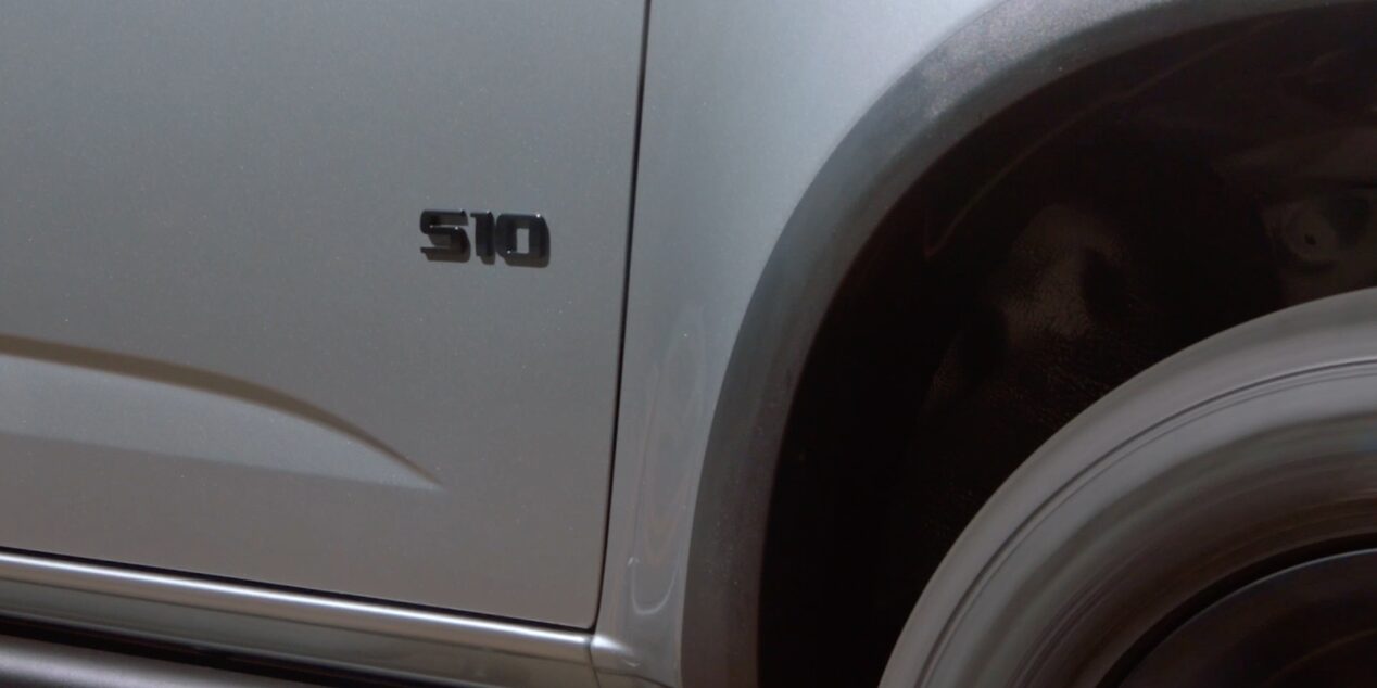 Plano cercano del emblema S10 en la Chevrolet Trail Boss.
