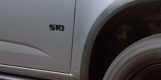 Plano cercano del emblema S10 en la Chevrolet Trail Boss.