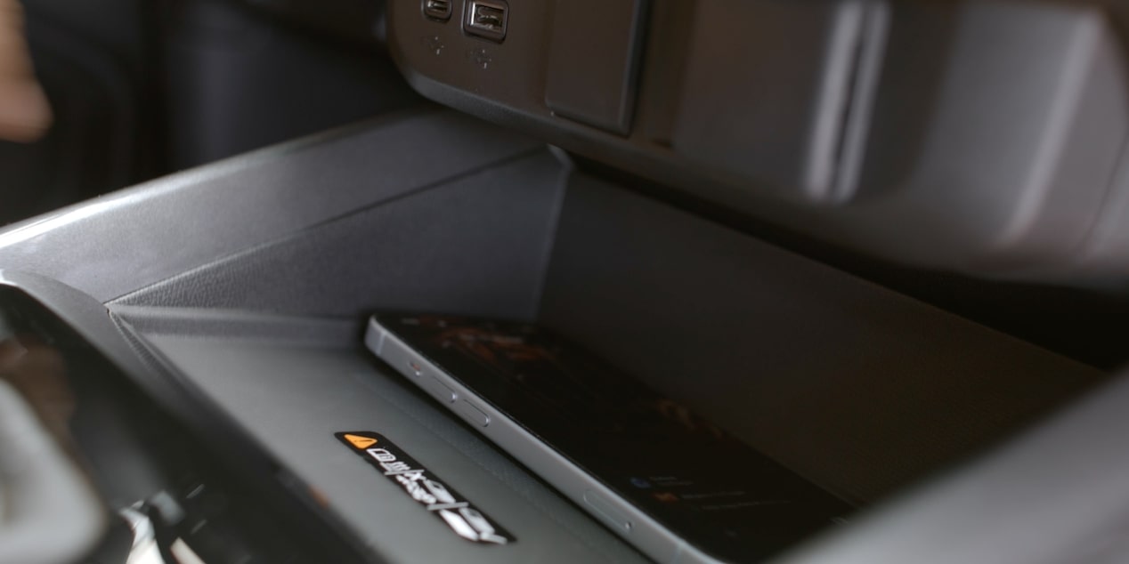 Vista cercana al cargador inalámbrico de la Chevrolet S10 Trail Boss.