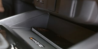 Vista cercana al cargador inalámbrico de la Chevrolet S10 Trail Boss.